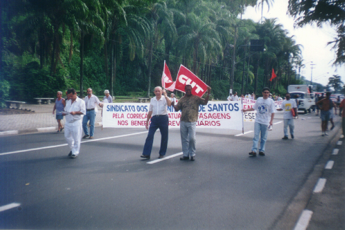 Rubens e Brodiski (vidreiro aposentado) em passeata dos aposentados em Santos. Os aposentados pediam por melhorias de salário e atendimento especial, a passeata durou cerca de uma hora e percorreu 10 km até o forte de Santos.
